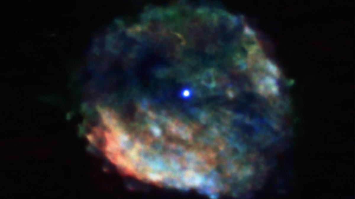 Остаток сверхновой RCW 103 c нейтронной звездой 1E 161348-5055 в центре