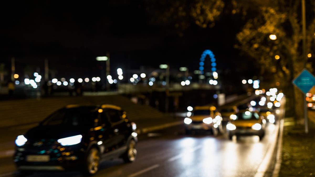 Автомобильное движение на ночных улицах