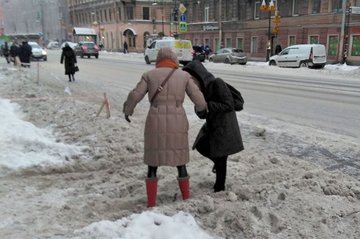 Смольный вынудил петербургский бизнес самостоятельно нанимать людей для уборки улиц