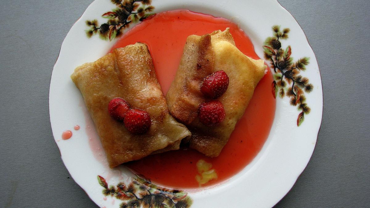 Блины с клубникой русское национальное блюдо Блины с клубникой русское национальное блюдо
