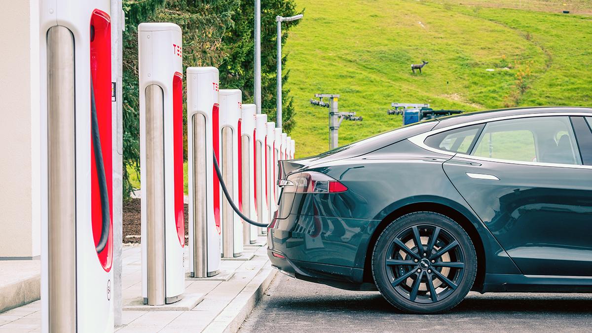 Tesla на зарядке Tesla на зарядке
