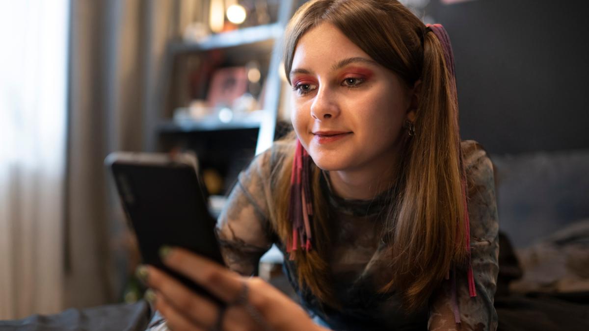 Девушка листает ленту