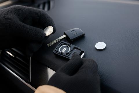 Замена батарейки в брелоке сигнализации нужна ежегодно чтобы избежать блокировки доступа