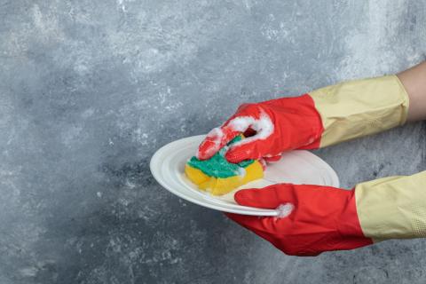 Дерматологи советуют использовать перчатки и крем после мытья посуды