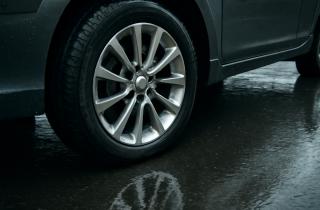 Сцепление авто на мокрой дороге значительно падает — автоэксперты