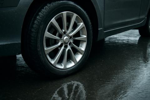 Сцепление авто на мокрой дороге значительно падает — автоэксперты
