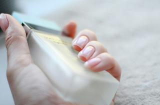 Серебряный френч заменил белый кончик в новогоднем маникюре — Bovari