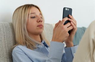 Длительное удержание смартфона деформирует мизинец руки — The Indian Express