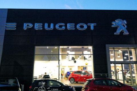 Peugeot представил обновлённый 308 2025 года с электрической версией
