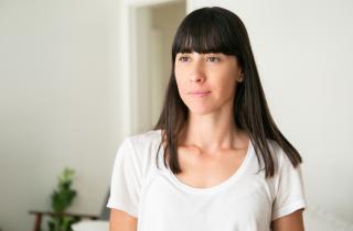 Чёлка меняет геометрию овального лица — выберите не ту, и баланс исчезнет