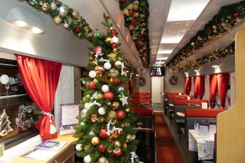 РЖД украсили вагоны к Новому году наклейками и ёлочными мотивами — РЖД