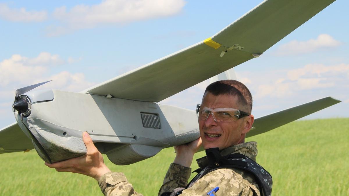Боец ВСУ запускает БПЛА Боец ВСУ запускает БПЛА