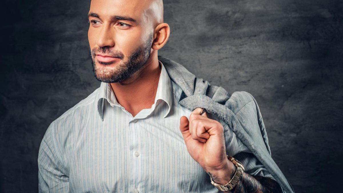 Лысый мужчина