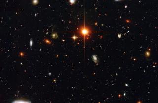 Учёные связывают красные точки с молодыми чёрными дырами — Univ. of Copenhagen