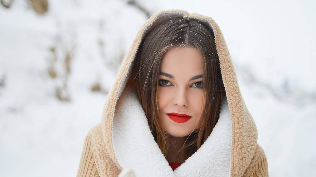Красивая женщина зимой Красивая женщина зимой