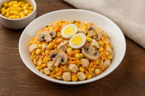 Салат Фаворит с грибами готовится с тремя видами мяса и маринованными овощами