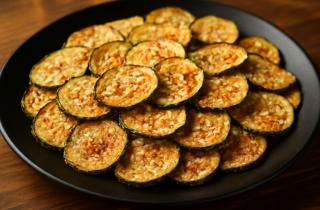 Кабачки с помидорами и сыром запекаются в духовке до образования золотистой корочки