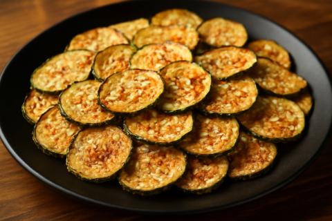 Кабачки с помидорами и сыром запекаются в духовке до образования золотистой корочки