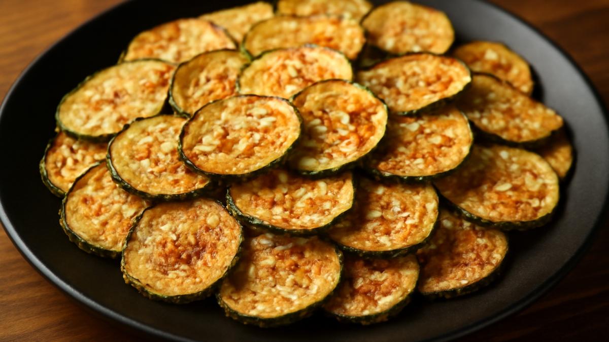 Чипсы из кабачков с кунжутом