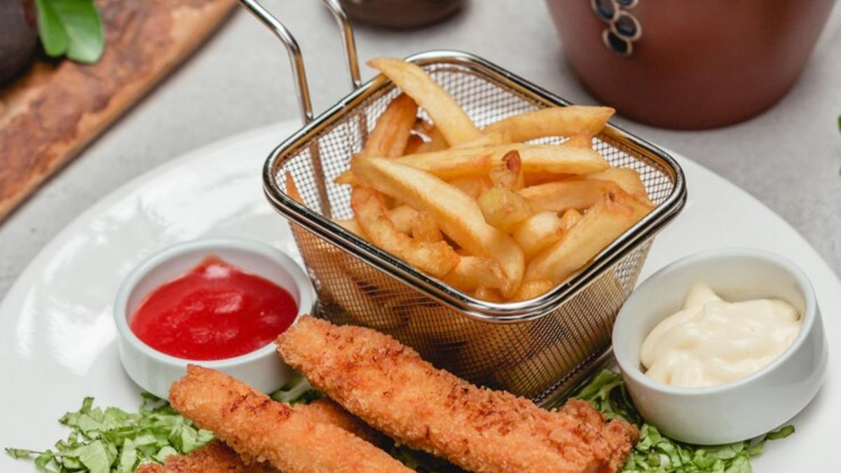 картофель фри и рыба в кляре картофель фри и рыба в кляре