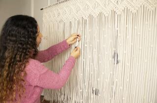 Занавеска из макраме освобождает место перед шкафом — Hunker