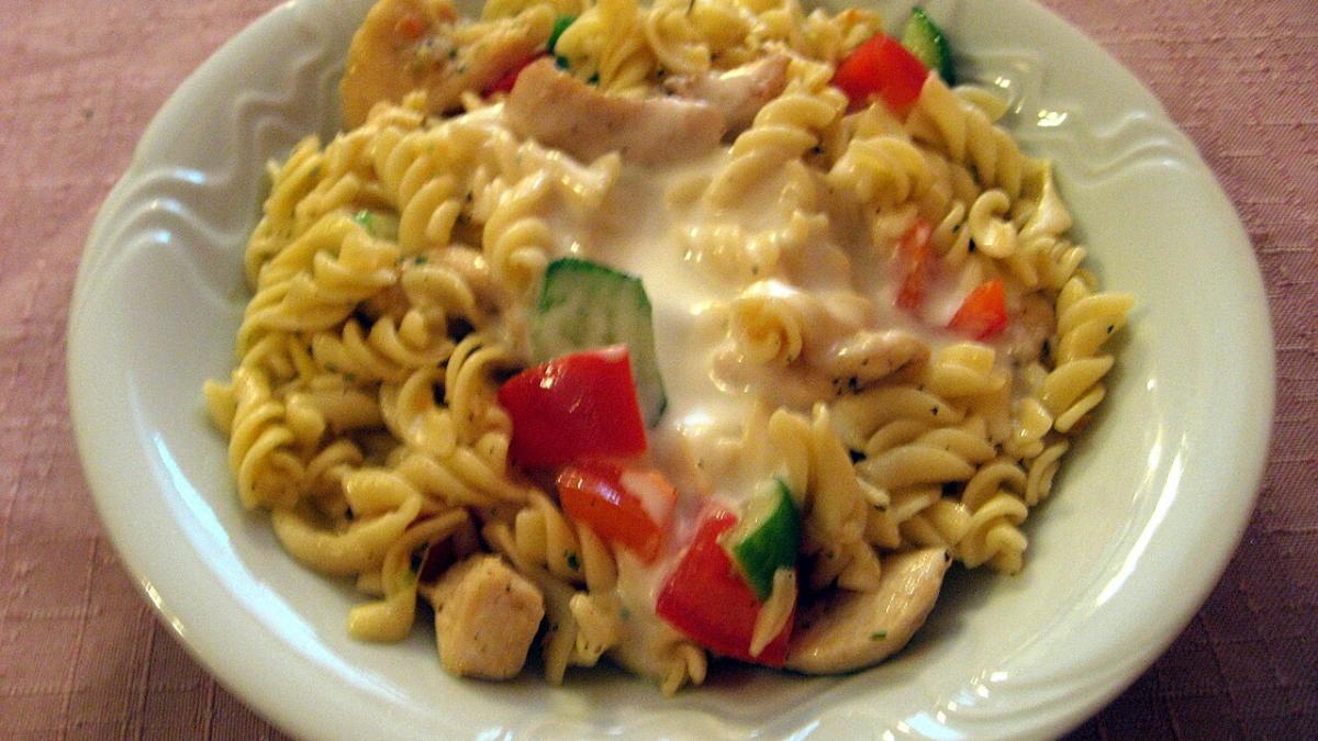 Макароны с курицей и овощами