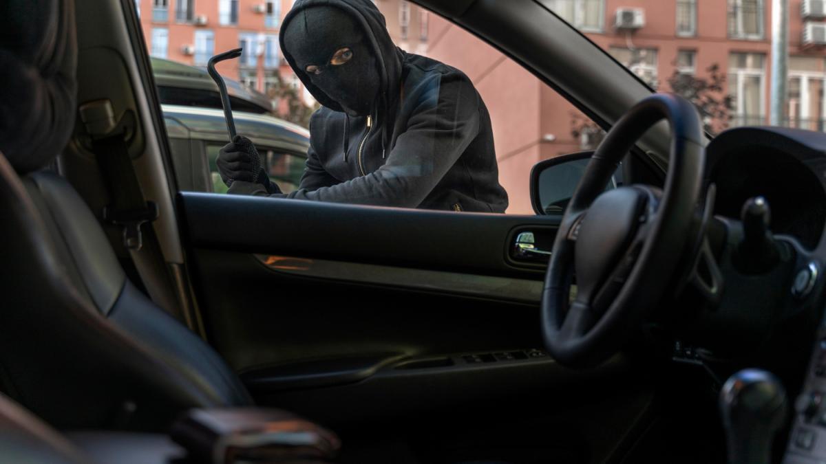 Угощик пытается взломать автомобиль