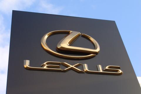 Lexus завершит выпуск электрокроссовера UX 300e — модель заменит гибридный UX 300h