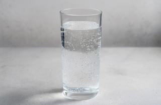 Назван простой способ сделать воду из-под крана чище с помощью угольного мешочка