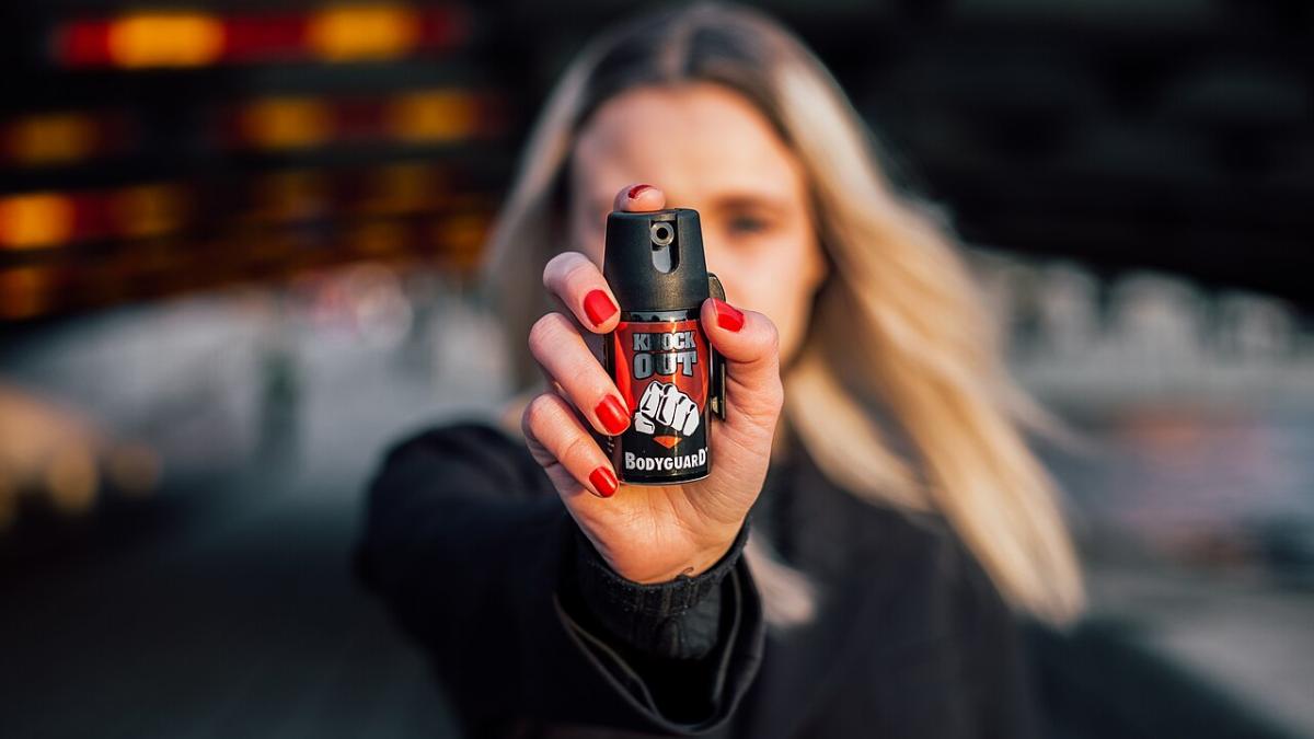 Девушка с перцовым балончиком