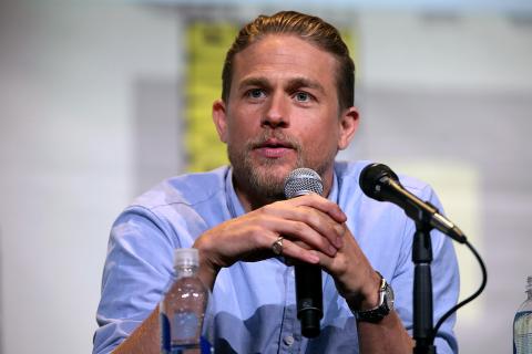 Чарли Ханнам похудел на 15 кг ради роли Эда Гейна в сериале 