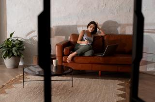 Боуман отметила универсальность коричневого и бордового для интерьеров