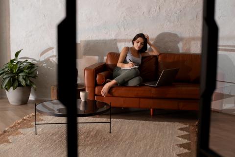 Боуман отметила универсальность коричневого и бордового для интерьеров