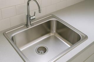 Долговечный блеск на кухне: как избежать популярных ошибок при уборке мойки из нержавейки