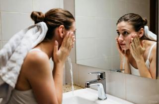 Глицерин и пена для бритья помогают сохранить зеркало в ванной чистым