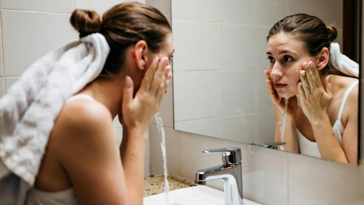 Девушка умывается в ванной комнате