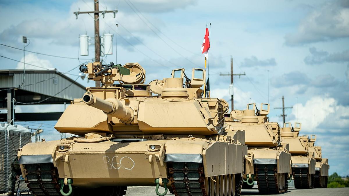 Колонна новых танков M1A2C Abrams в Форт-Худе, Техас Колонна новых танков M1A2C Abrams в Форт-Худе, Техас