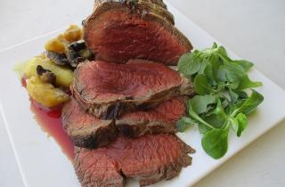 Запек классический ростбиф по-английски — мясо сочное внутри, а секрет в одном простом шаге