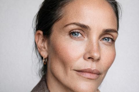 Задумчивый взгляд: как правильно реконструировать брови для сохранения красоты после 60 лет