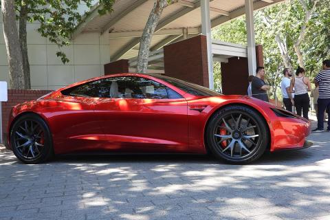 Илон Маск: новый Tesla Roadster – это нечто большее, чем просто автомобиль