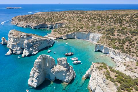 На Милосе сохранился римский античный театр у оливковых рощ