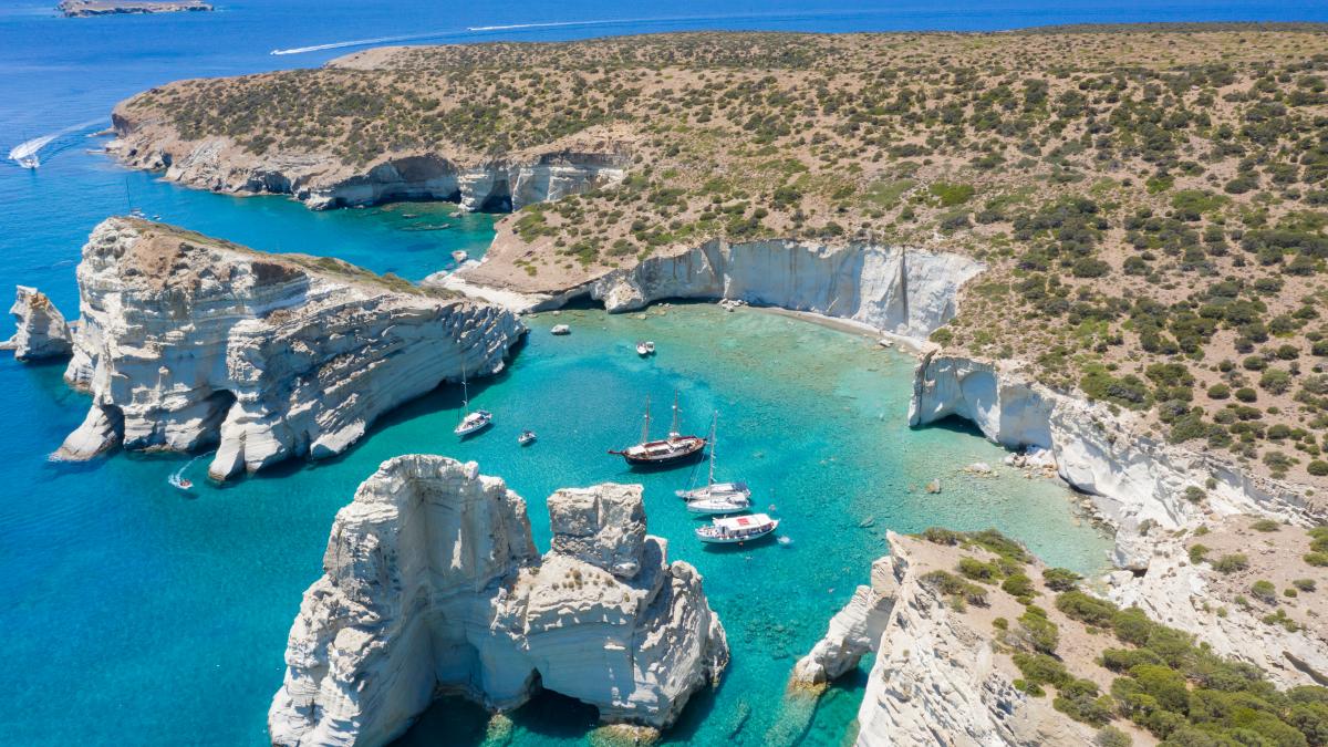 Скалы и скальные образования в Клефтико на острове Милос, Греция