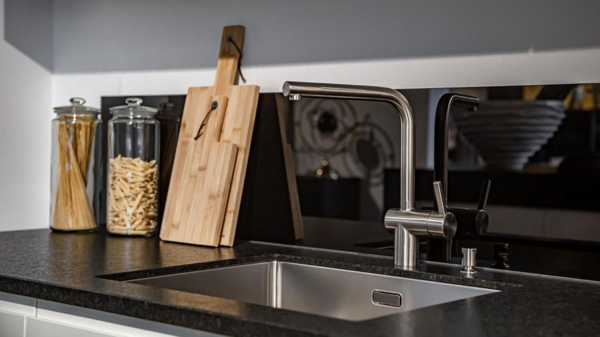 Стальной кран и кухонная раковина