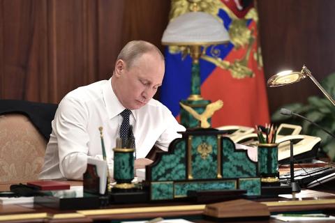 Владимир Путин поручил представить предложения о налоговом стимулировании