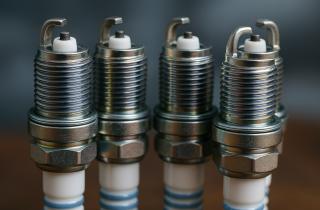 Замена свечей зажигания при пробеге 40–80 тыс. км снижает риск поломок двигателя — автомеханики