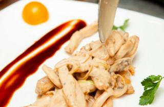 Бефстроганов с грибами требует обжарки ингредиентов отдельно — повар