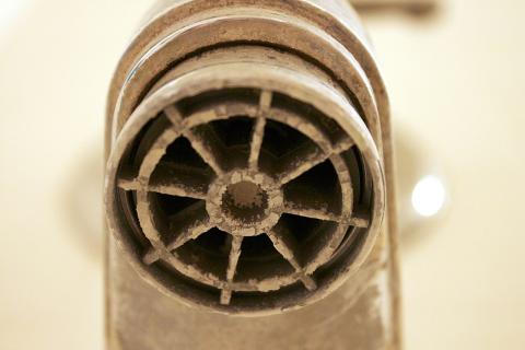 Струя стала тонкой и капризной: известковый налет незаметно ворует напор воды в душевой лейке