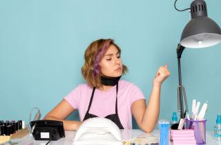 Многоцветные тонкие полоски добавляют динамику маникюру, указали нейл-стилисты