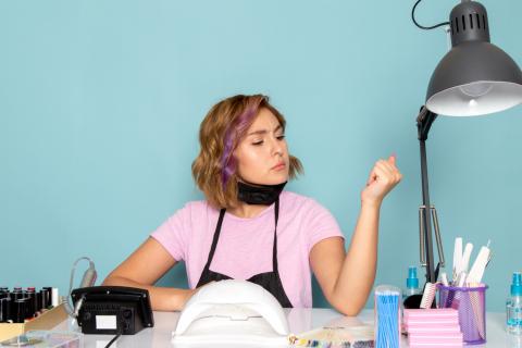 Многоцветные тонкие полоски добавляют динамику маникюру, указали нейл-стилисты