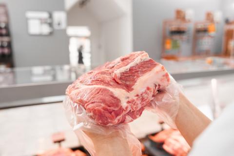 Как правильно размораживать мясо, чтобы оно осталось сочным и мягким
